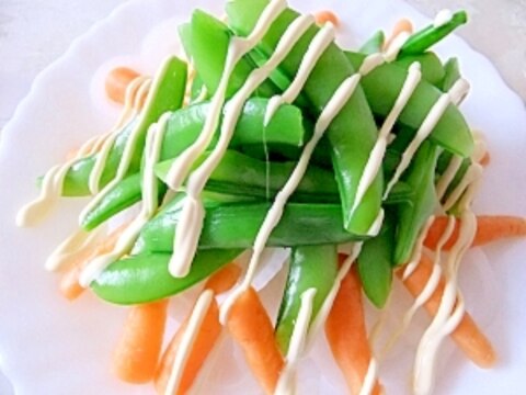 新玉葱、新人参、スナックエンドウの新鮮生野菜サラダ